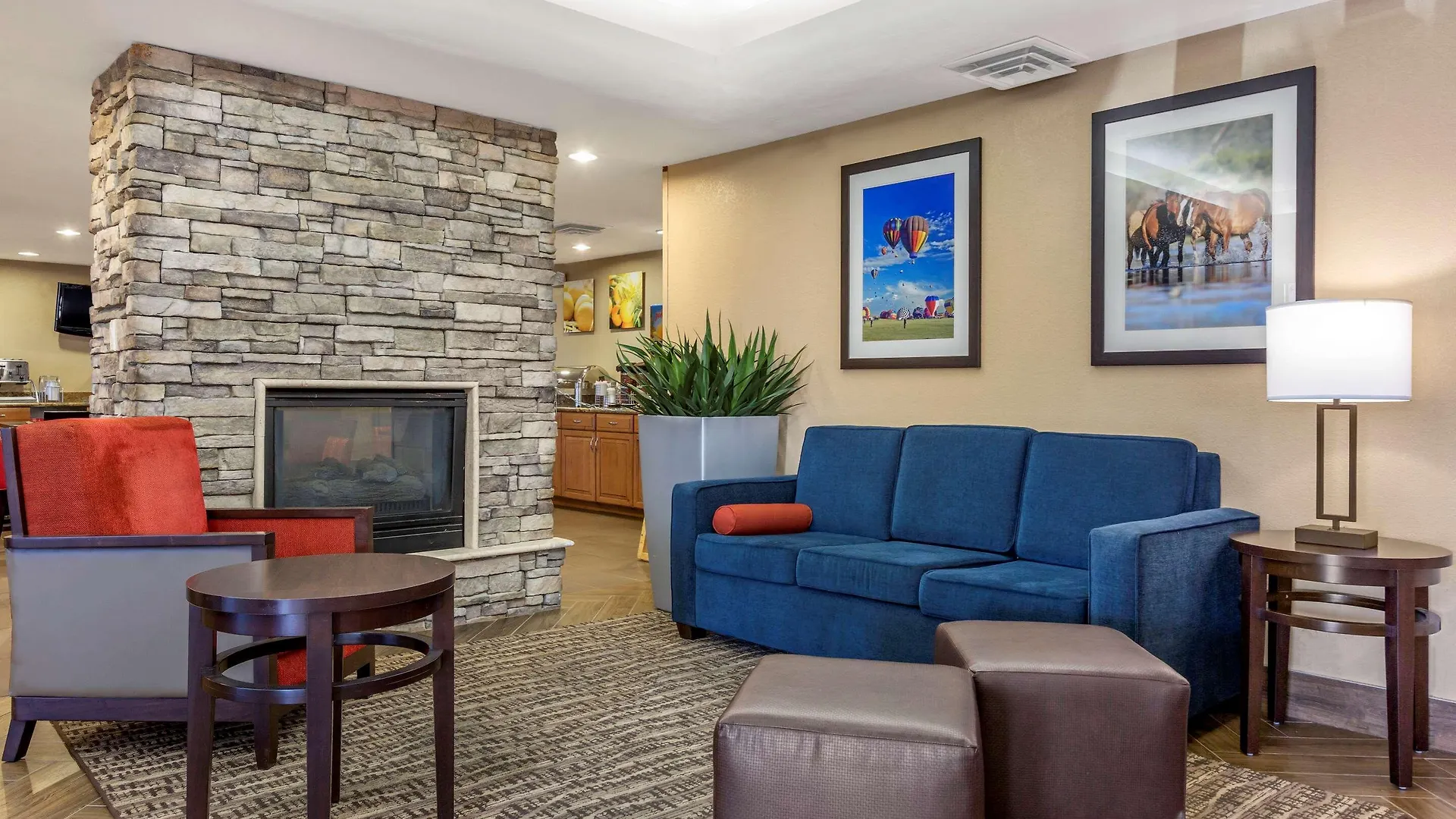 Comfort Inn & Suites Phoenix North - Deer Valley 3*,